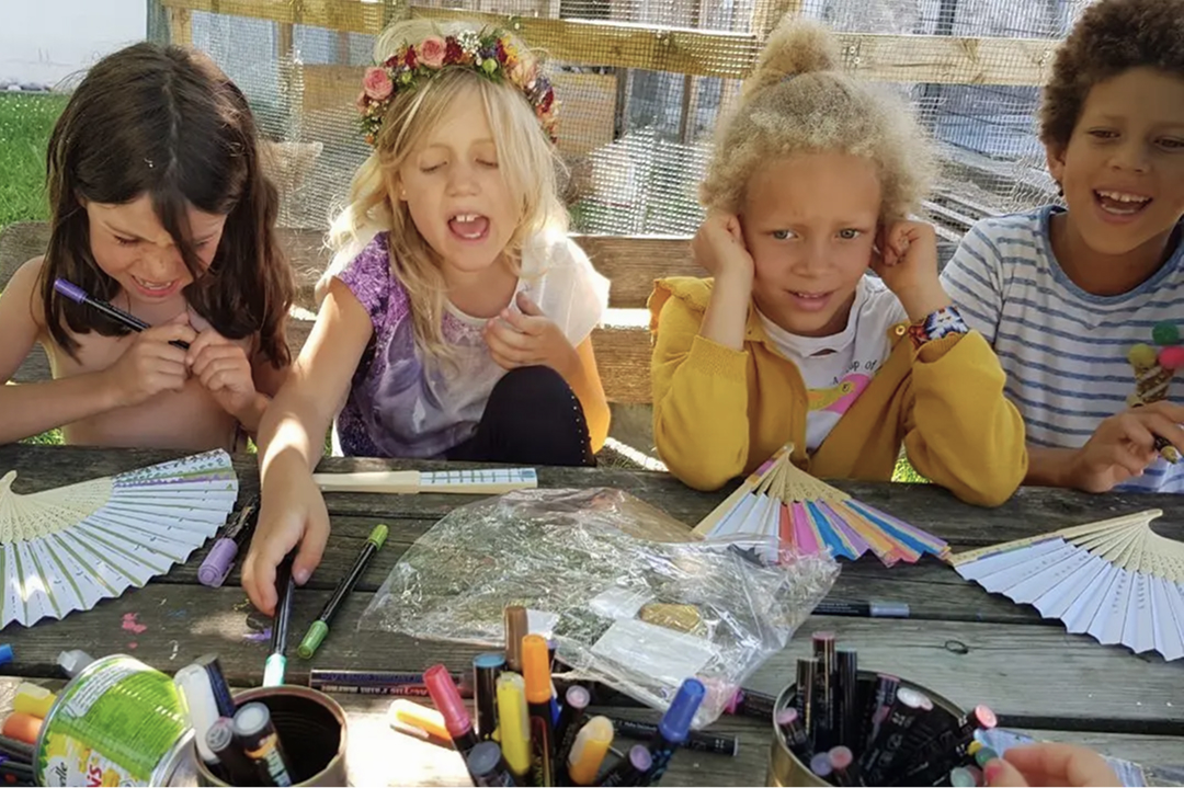 Neue Wege Schule: children making art
